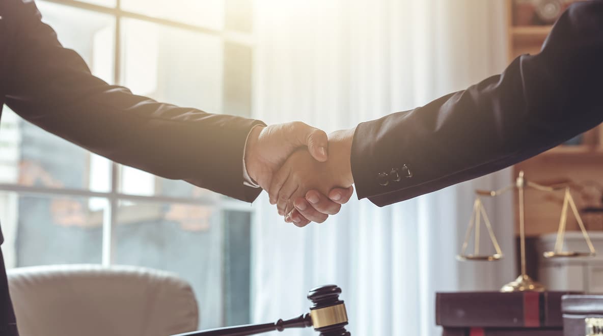 法人破産の豊富な対応実績を持つ弁護士が握手をしている画像